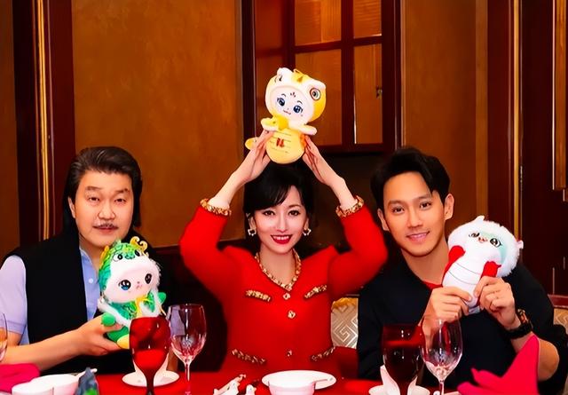 71岁赵雅芝为79岁老公庆生，38岁小儿子十分帅气，一家三口太幸福