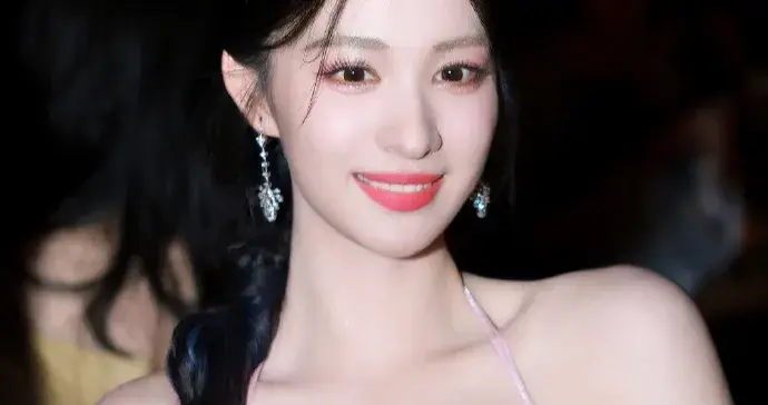 王楚然春晚彩排，打扮漂亮，像是画中仙子般迷人！