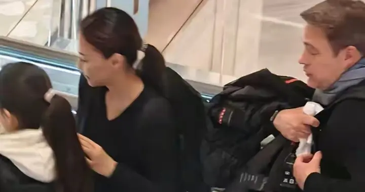 马雅舒上海被偶遇，12岁女儿长腿抢镜，50岁老公颜值吊打小鲜肉