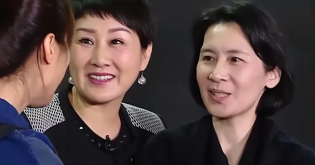肖雄 60岁张凯丽同框64岁肖雄，一个化妆后仍是奶奶，一个素颜清秀高雅
