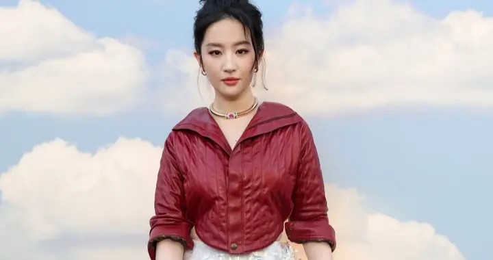 G社这个刁钻的拍摄角度，连1米7的刘亦菲和1米8的朱一龙也扛不住