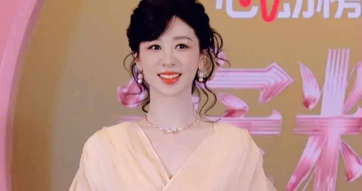 杨紫活动新造型，低盘发髻，穿黄色中式风长裙，宛如民国大美人