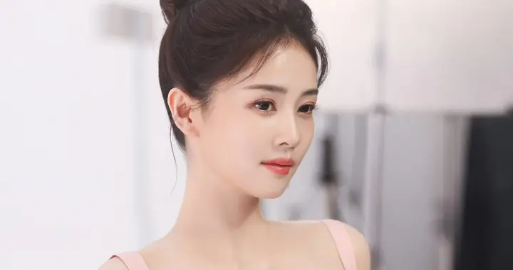 白鹿丸子头写真美图