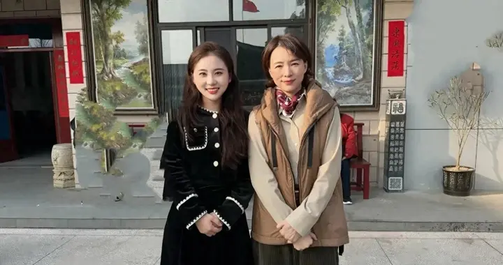 年初二，53岁董卿回江苏亲戚家吃饭，穿3千元马甲，皮肤白气质好