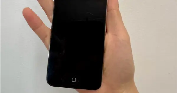 微信員工曬微信開發第一個版本的測試機：神機iPod touch 4