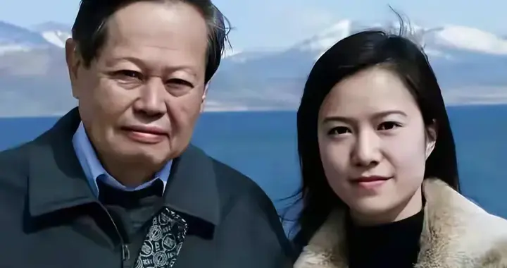 翁帆和杨振宁的三个儿女拍全家福！大儿子74岁，比继母翁帆大25岁