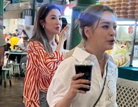容祖儿和阿娇阿Sa在新加坡被偶遇，容祖儿整体美过阿娇，很抢眼