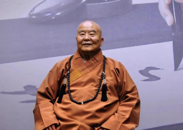 迟重瑞|迟重瑞携妻追悼大师！女方哭到双眼通红站不稳，需小11岁丈夫搀扶