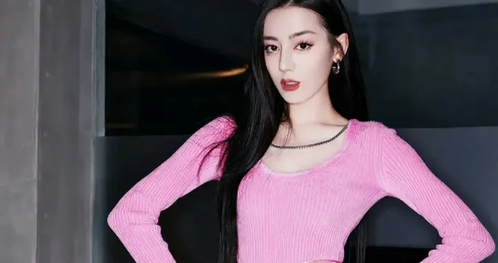 迪丽热巴：玫红色她穿一点不妖艳……