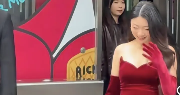 程晓玥现身，孕肚圆滚滚快撑爆裙子了，像儿子！面色红润气质满分