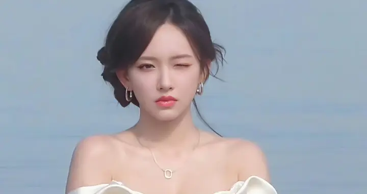 程潇官宣「REDGALA」期待免检大美女潇潇 ???