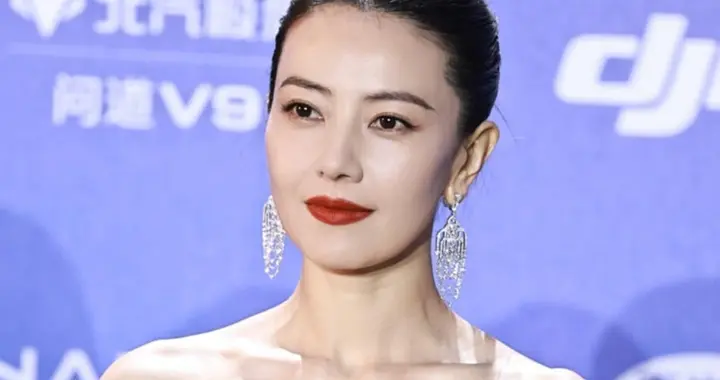 高圆圆出席北京国际电影节开幕式红毯，一袭红裙配盘发，美丽动人