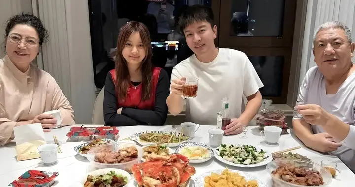 贾乃亮一家四口时隔多年再同框,父亲满头青丝已斑白,为儿操心