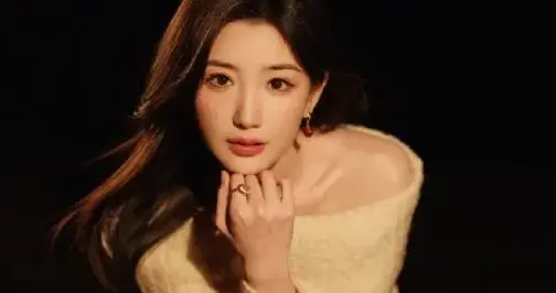 毛晓彤换风格后气质大变！穿露肩毛衣+格纹半裙，优雅又高级！