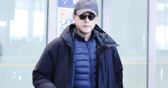 50岁靳东回老家过年！两鬓花白仍透着清爽帅气，气场梦回“贺涵”