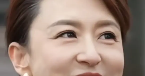 张蕾现身平遥，驼色大衣配高领衫，气质温婉，颜值在线