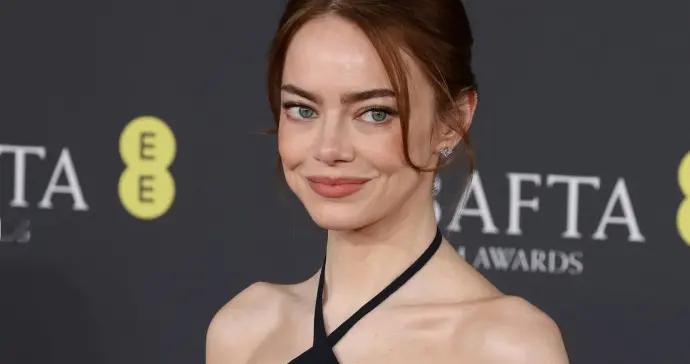 石头姐真是越来越敢穿了，穿黑色交叉设计礼服裙秀肩颈线，真瘦啊