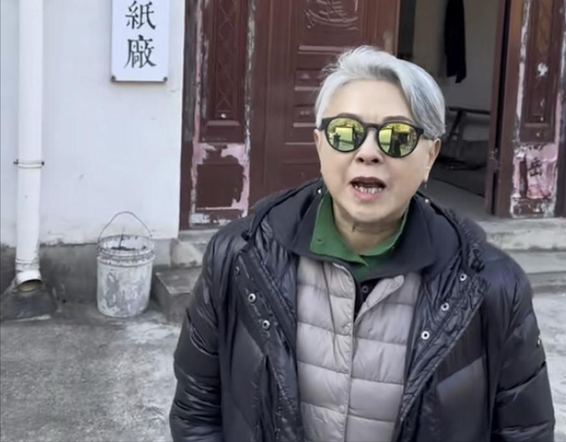 60岁梁雁翎罕见露脸，满头白发身材发福仍优雅自信，常年四处旅游