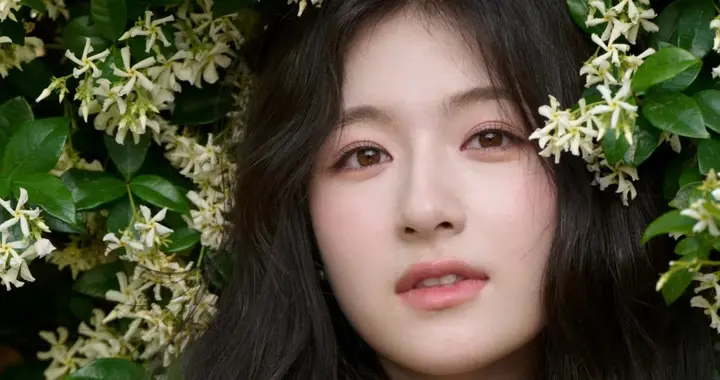 李兰迪发丝缀花，眼眸藏着温柔