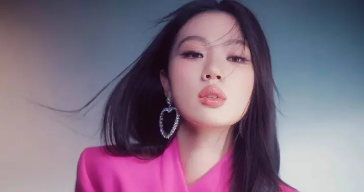 毒舌丁太升开炮：单依纯越来越像早年华晨宇，劝她别做“女法师”