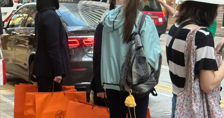 李嘉欣爱马仕扫货，两位工作人员帮忙提东西，她发质干燥身材很好