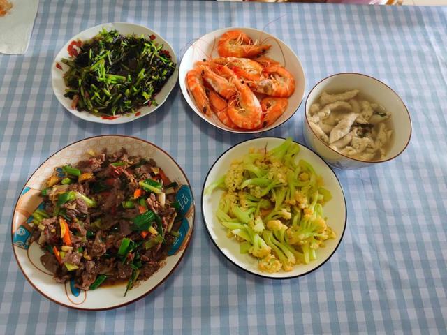 表姐来串门，我做了5个菜招待，成本50块，朋友：馋了，想蹭饭