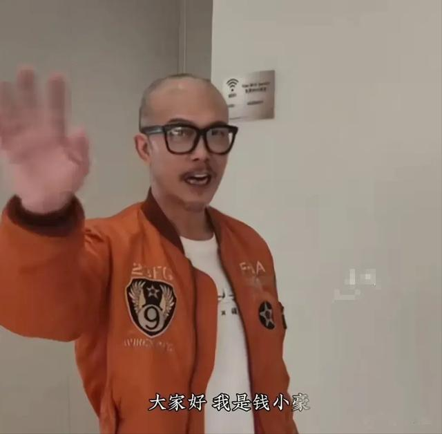 钱小豪：61岁功夫明星近况曝光，头发花白，暴瘦到脱相，判若两人