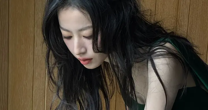 周雨彤绿色礼服写真