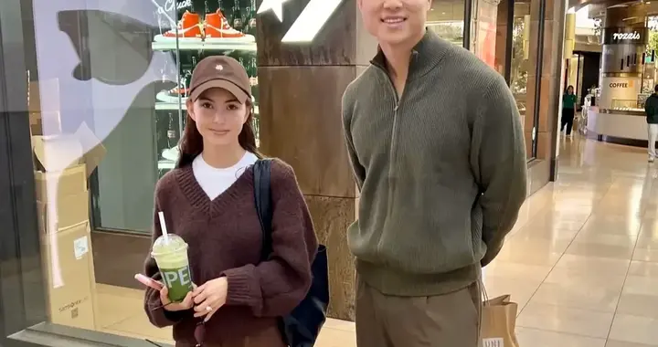 昆凌怎么这么矮，网友上前求了一张合影，昆凌拿着奶茶停脚配合