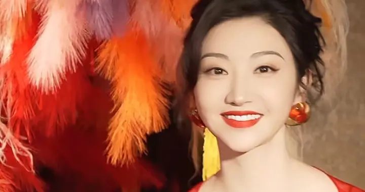 37岁景甜穿红色无袖连衣裙庆新年！喜庆氛围拉满，状态好得像27岁