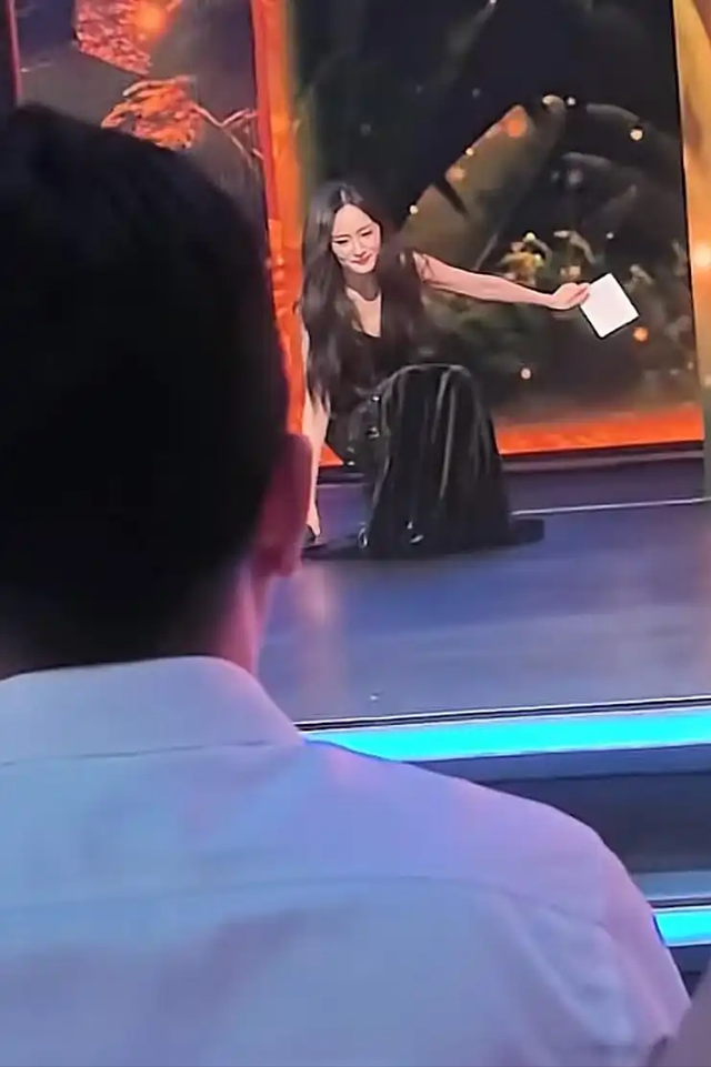 杨幂登台踩裙摆摔倒，2秒淡定救场，依旧是刘恺威高攀不起的存在