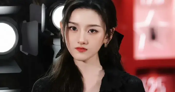 宋祖儿南京活动路透，头身比例太优越了，脸却精致的像洋娃娃