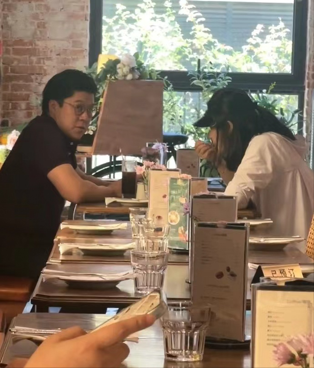 郭晶晶霍启刚吃饭被拍，披头散发狼吞虎咽太狼狈，孩子成最大难题