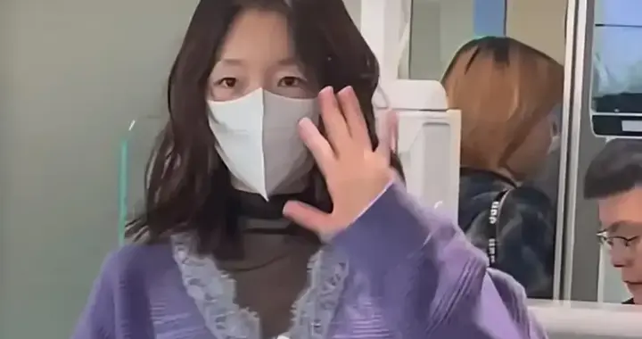 周冬雨“素颜状态”没得挑！穿紫色V领蕾丝装饰毛衣搭半身裙好美