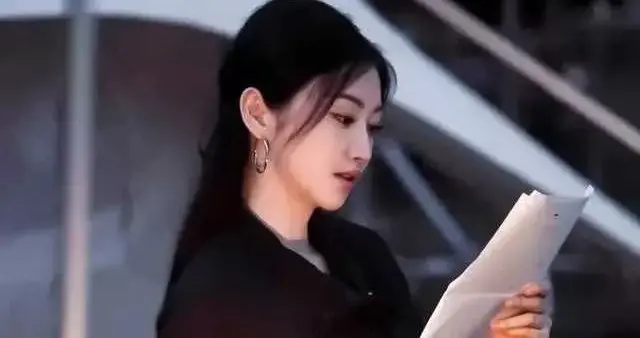 景甜 读个剧本都这么漂亮