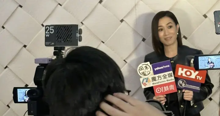 佘诗曼香港被偶遇，人群中美的很突出呀，如今50岁了状态真超好！