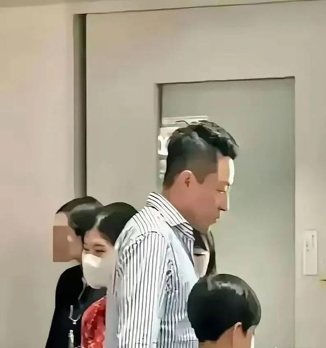 小箖箖发烧39°，S妈喝茶小S在嗨，汪小菲待十几个小时悉心照顾