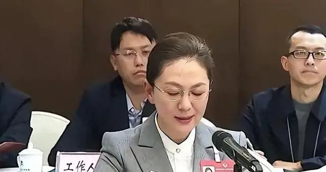 竟转行当校长了？戴眼镜认不出，你敢信这是她。