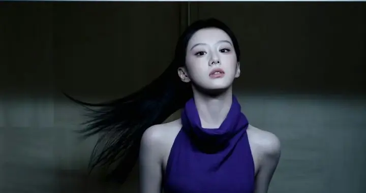 包上恩 ｜黑发紫裙，这搭配绝了，紫色果然更有韵味