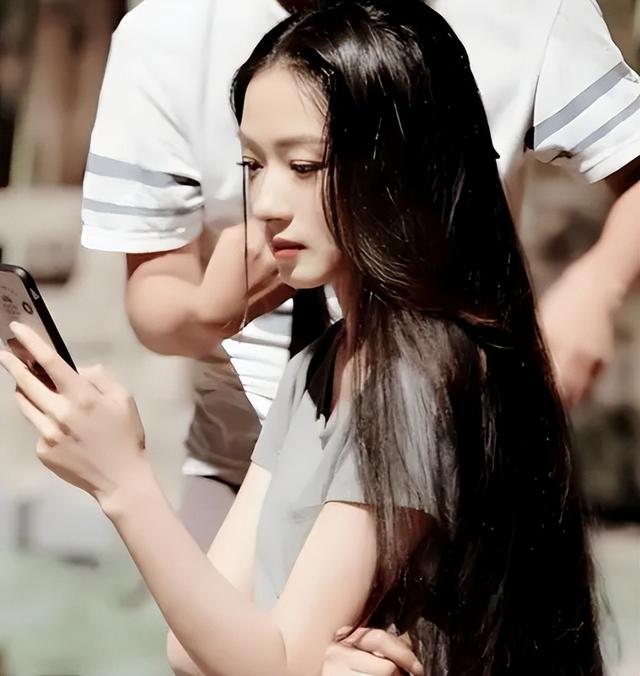 万茜自曝上学时没人追，看了她的校服照后，网友：这谁敢追啊！