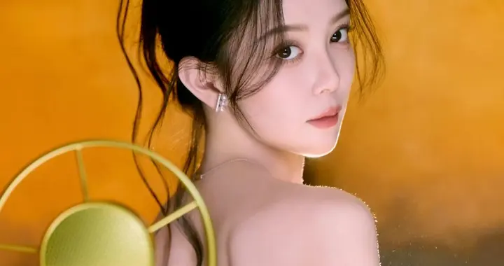 汪小敏鎏金浅黄连衣裙