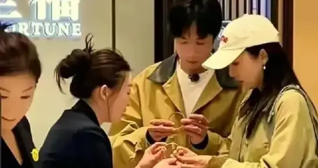 别再心疼董璇了，投资分账 8000 万 + 房产近亿，她早是资本赢家