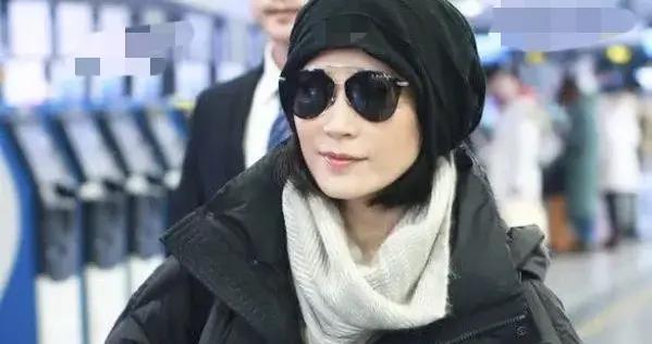 俞飞鸿真是中年女性的穿搭标杆！羽绒服+黑裤子+长筒靴 时髦又洋气