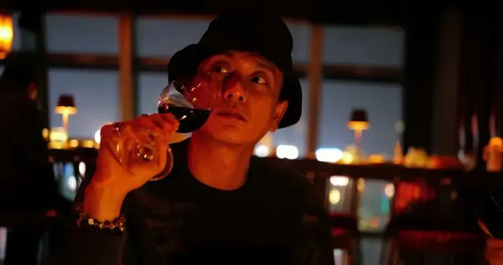 黄宗泽片场庆生，奢侈包包造型的蛋糕好有创意，许愿無天灾無人祸