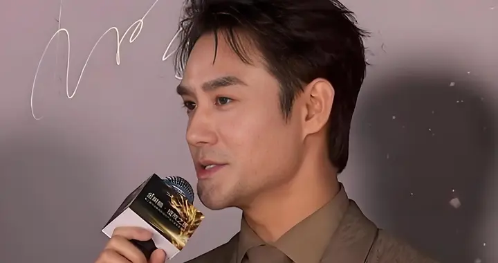 王凯突然冲上热搜，首次跨界主持盛典，西装亮相超帅，新剧引期待