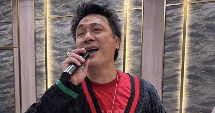 吴镇宇春茗献唱抢镜，17岁吴费曼一头卷发站C位，全场静了三秒