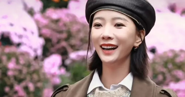 王珞丹现身花开中国，贝雷帽搭棕色大衣，简约又时尚