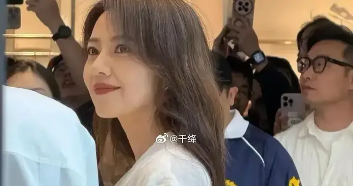 高圆圆商场里被偶遇网友:又高又瘦，不亲眼见到不敢相信这么美