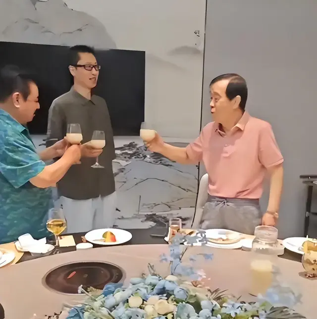 77岁李金斗与75岁石富宽参加聚会，体态臃肿精神好，发量让人羡慕