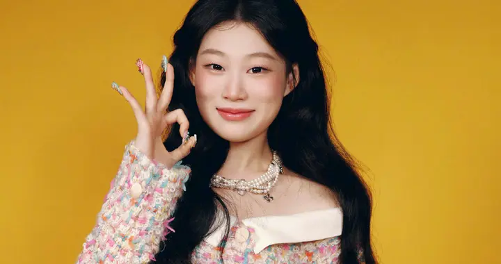 沈佳润杂志封面惊艳众人，韩系公主造型获赞：她活出了自信本色